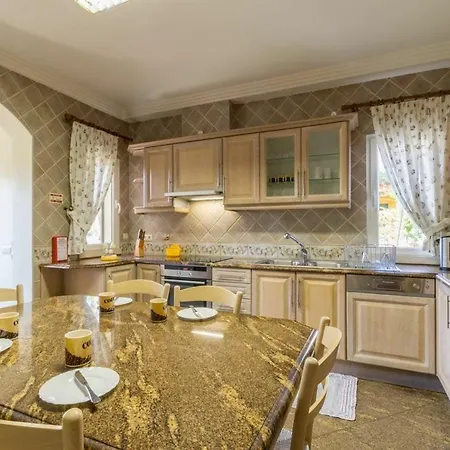 Vila Guia Sleeps 8 Pool Air Con Wifi Guia (Faro)