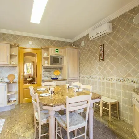 فيلة Guia Sleeps 8 Pool Air Con Wifi